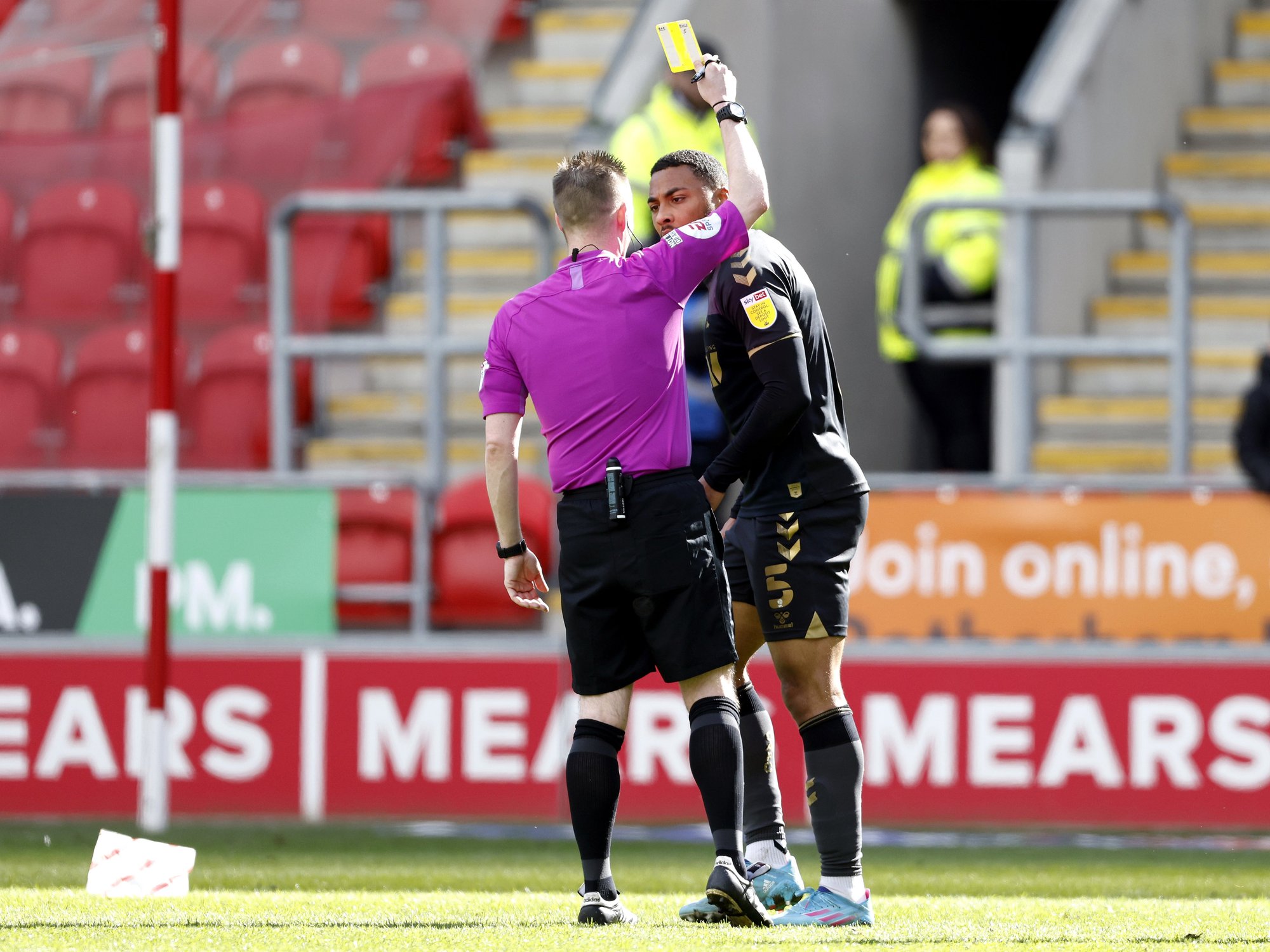 EFL referee