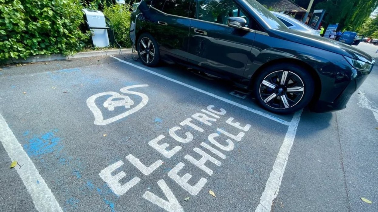 Electric vehicle charging station
