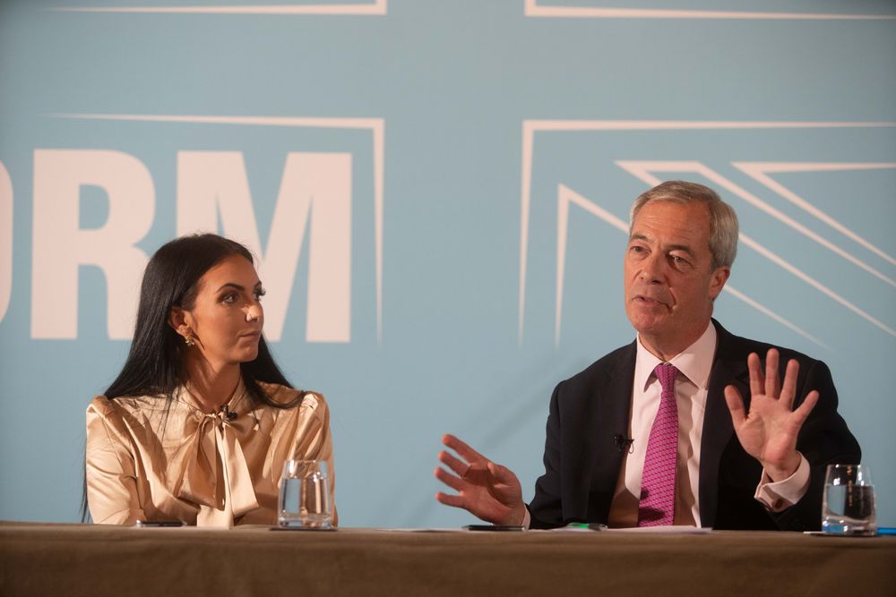 Ellie Reynolds và Nigel Farage phát biểu tại một cuộc họp báo