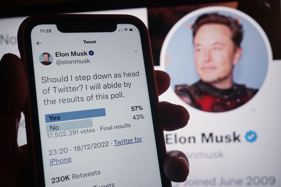 Elon Musk's poll on Twitter, asking whether he should step down as head of the platform or not
