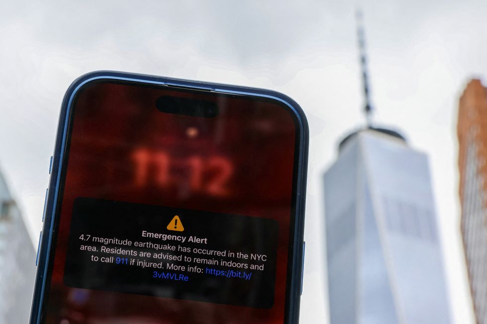 Emergency alert of a magnitude 4.7 earthquake on a cellphone in New York City