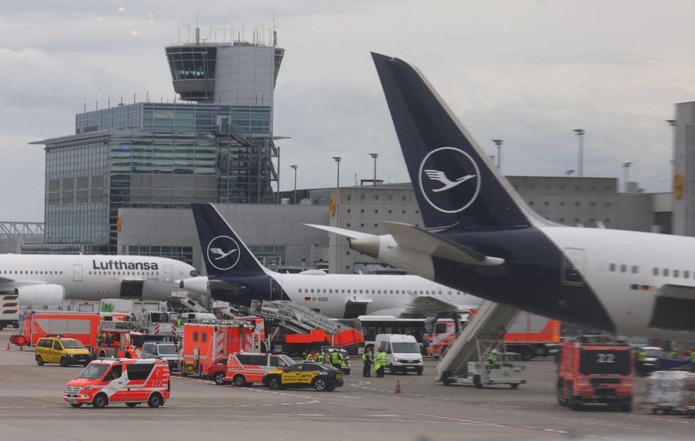 Equipes de resgate em torno de um Boeing 787 operado pela Lufthansa com o nariz abaixado