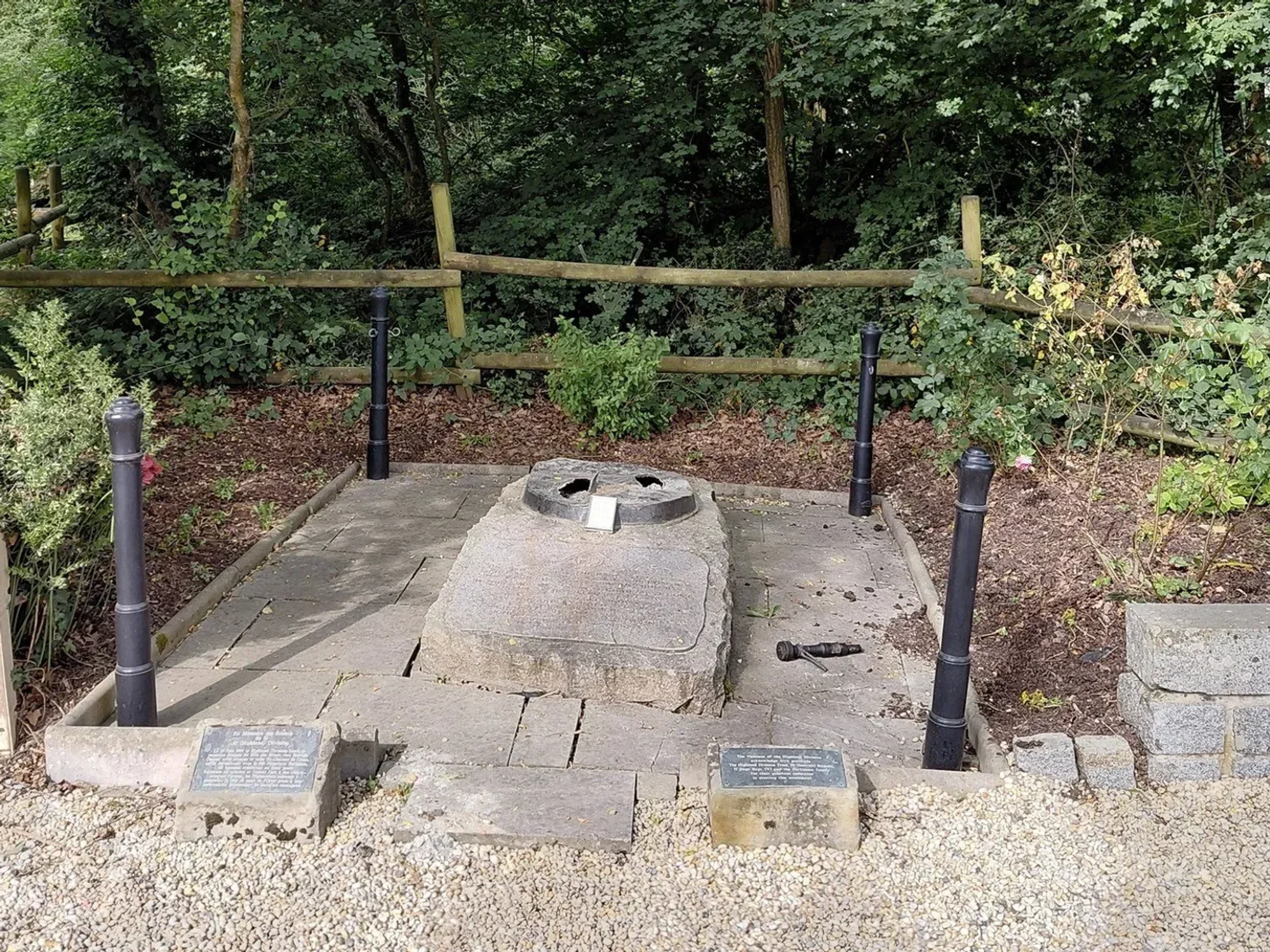 Empty space where the memorial statue was stolen