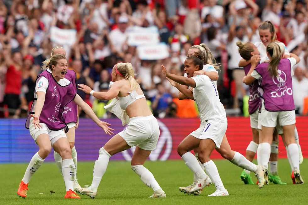 England's Chloe Kelly (second left) celebrates with Ellen White (left) after scoring the winner