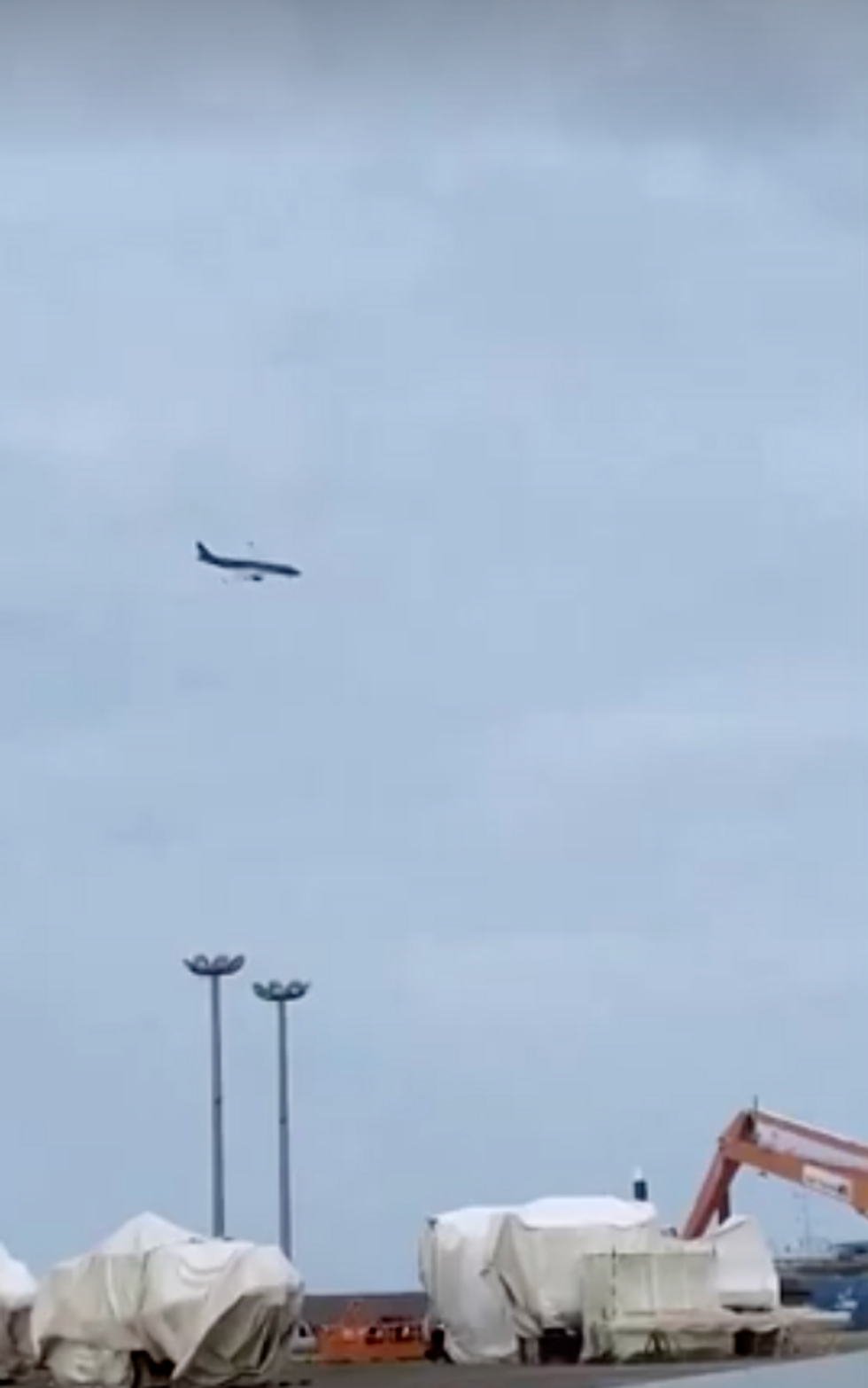Eyewitness footage showing the moment of the crash\u200b