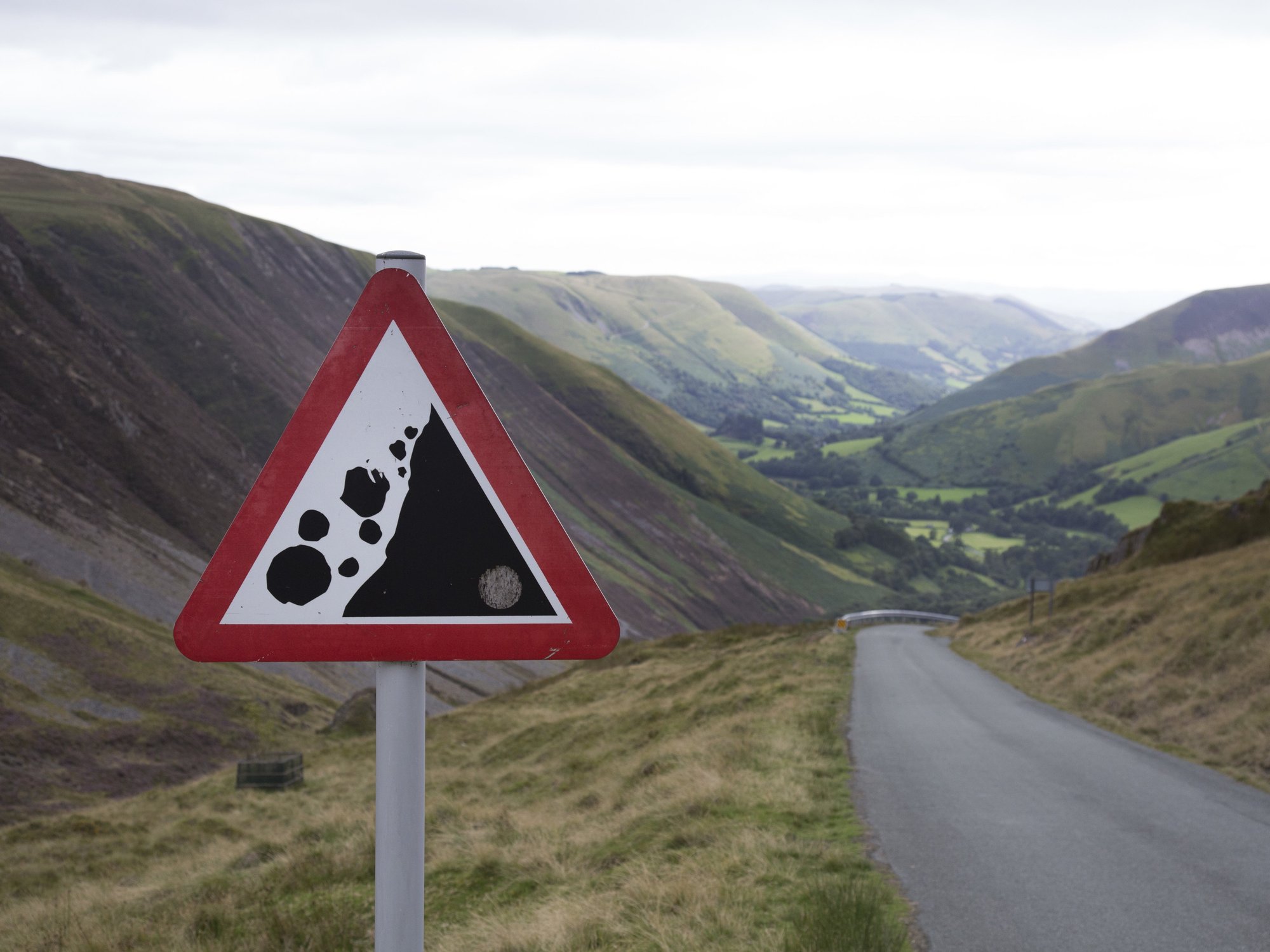 Falling rocks sign