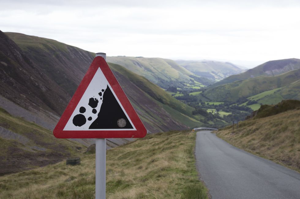 Falling rocks sign