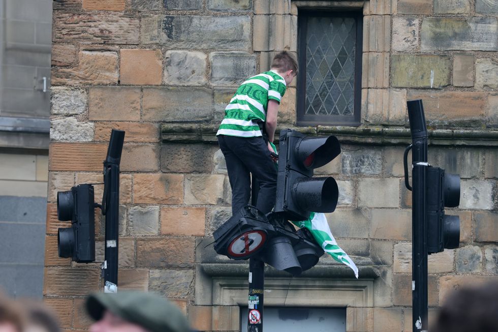 Fan scaling traffic light