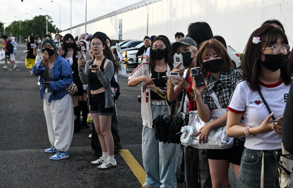 Fans line up at Kanye's concert