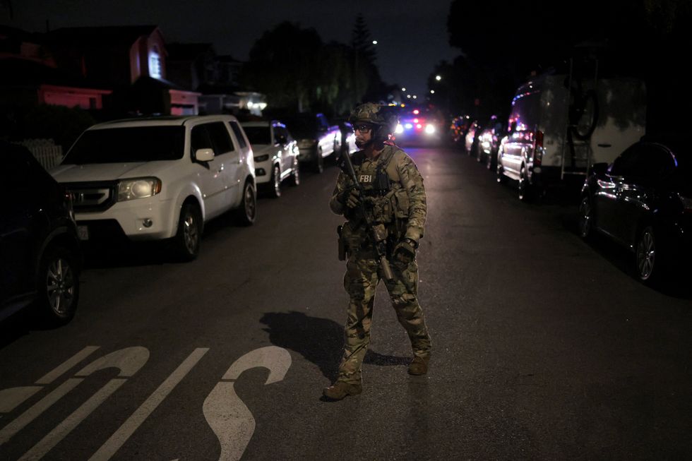 Um agente do FBI do lado de fora de uma residência ligada a Cole Tomas Allen, Califórnia, o suposto atirador, no jantar anual da Associação de Correspondentes da Casa Branca em Washington, D.C.