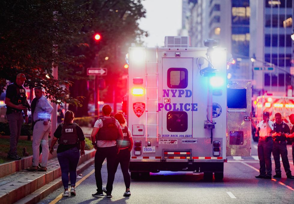 Agenti FBI vyšetřují poblíž vozidla pro reakci na policejní oddělení v New Yorku poblíž scény