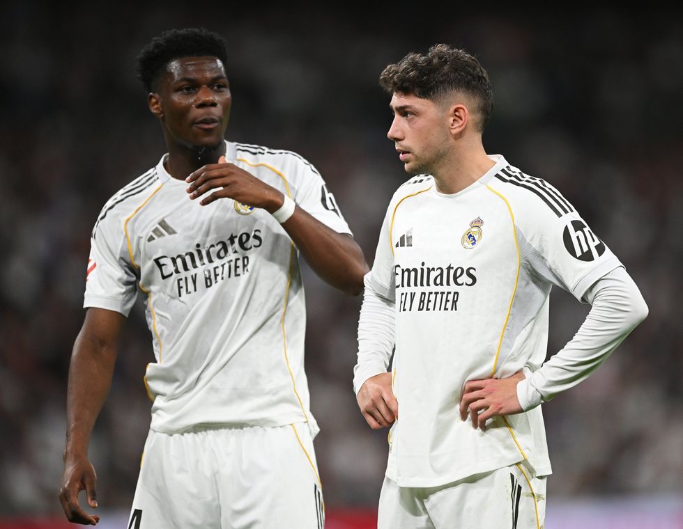 Federico Valverde e Aur\u00e9lien Tchouam\u00e9ni se envolveram em um confronto chocante que deixou o meio-campista uruguaio inconsciente e necessitando de tratamento hospitalar devido a um ferimento na cabeça.