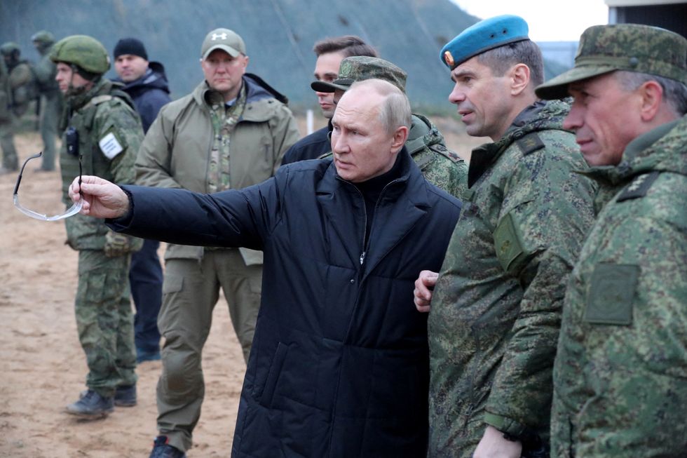 FILE PHOTO: Russian President Vladimir Putin talks to Deputy Commander of the Airborne Troops Anatoly Kontsevoy at a training centre of the Western Military District for mobilised reservists, in Ryazan Region, Russia October 20, 2022. Sputnik/Mikhail Klimentyev/Kremlin via REUTERS ATTENTION EDITORS - THIS IMAGE WAS PROVIDED BY A THIRD PARTY./File Photo