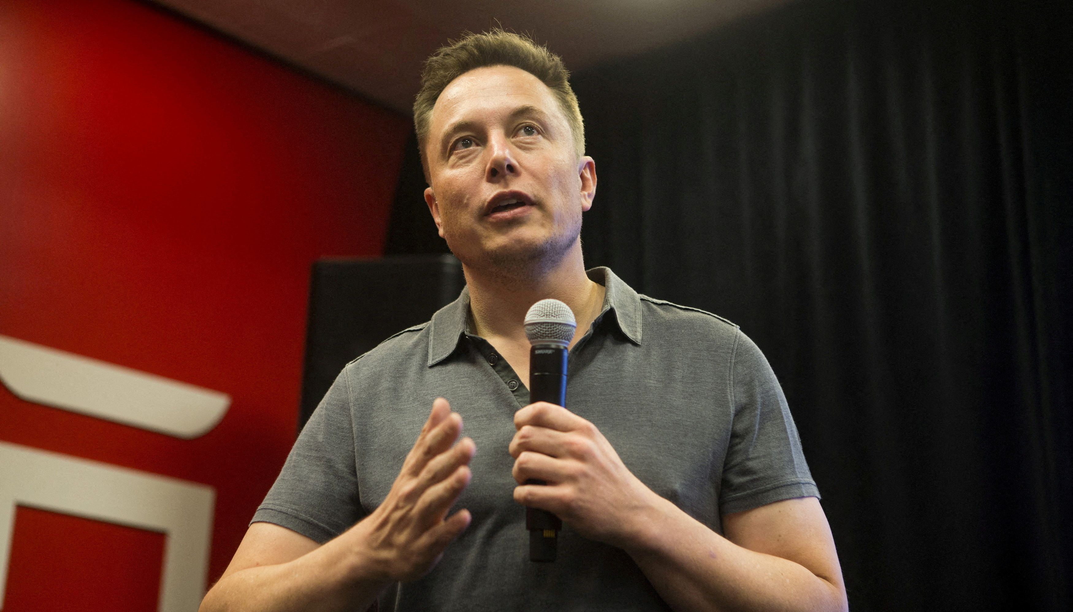 FILE PHOTO: Tesla CEO Elon Musk speaks about new Autopilot features during a Tesla event in Palo Alto, California October 14, 2015. REUTERS/Beck Diefenbach/File Photo/File Photo
