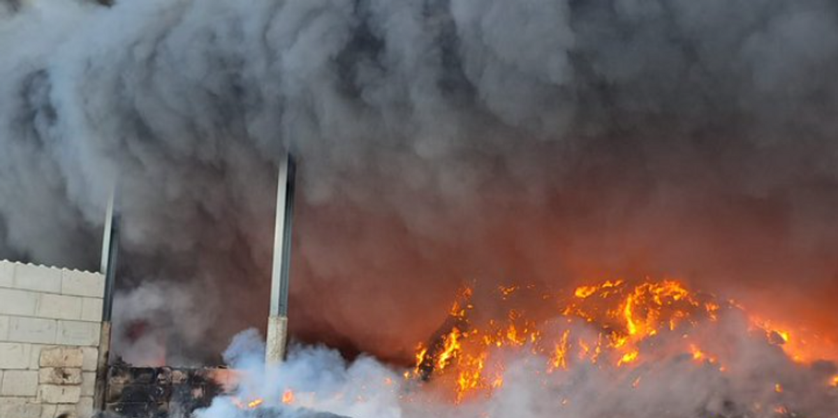 NextImg:London recycling centre engulfed in huge flames with 100 TONNES of mixed waste alight - urgent warning issued to locals