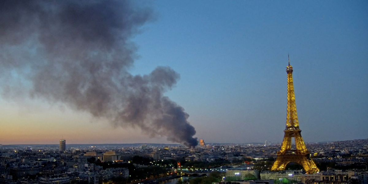 NextImg:Huge fire rips through Paris as black smoke engulfs city skyline