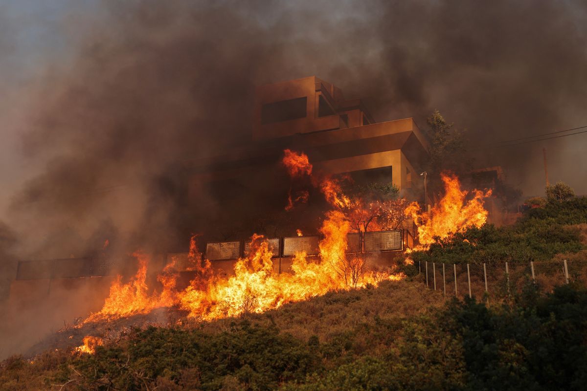 Popular Greek seaside resort evacuated as wildfires spread