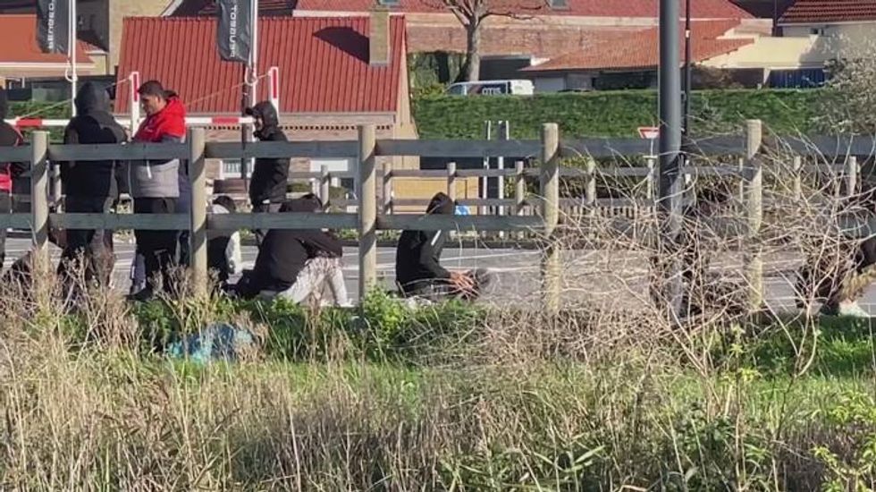GB News sees evidence of up to 6,000 migrants waiting to cross Channel on small boats from France