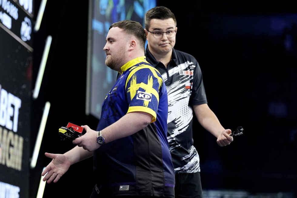 Após um breve aperto de mão, Littler saiu rapidamente do palco, deixando seu adversário visivelmente irritado com o comportamento do campeão mundial durante a tensa final.