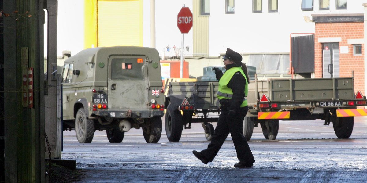 NextImg:Aldershot bomb threat: Bomb squad descends on ex-army barracks after man drives through barriers