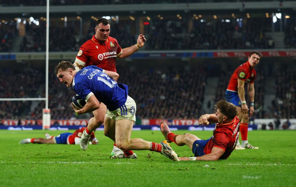 France's dream of winning the Grand Slam is still on