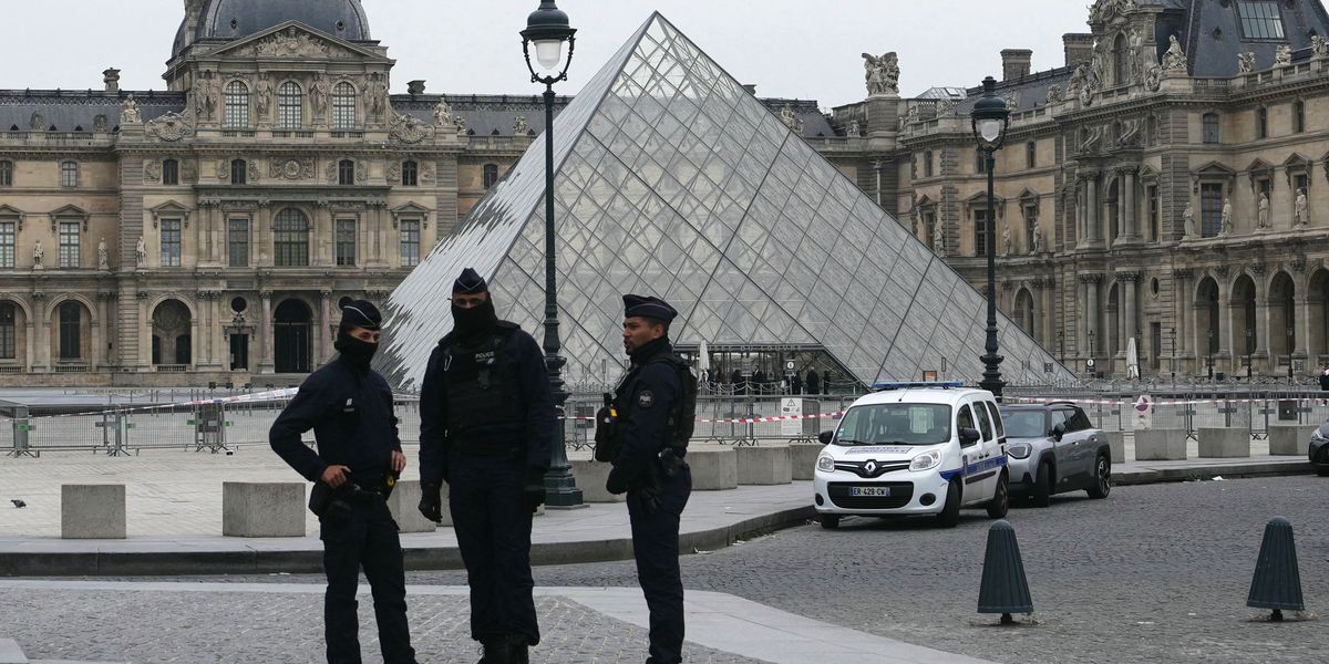 Louvre museum CLOSED after thieves steal 'priceless' jewellery in just 7-minute robbery