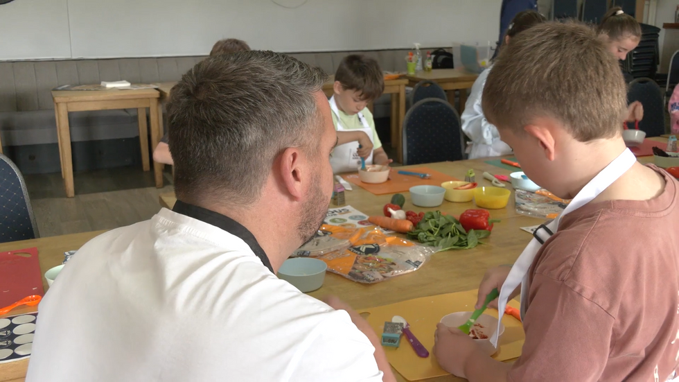 Od duhových zábalů po řecké flatbreads, malí kuchaři v Curious Kids Club v Uptonu, West Yorkshire, se bavili, míchali a ochutnali výživná jídla
