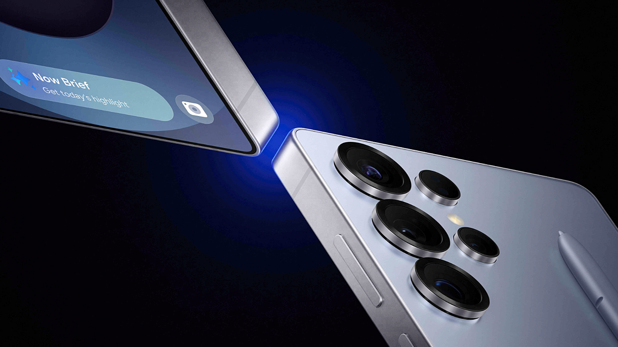 Galaxy S25 and Galaxy S25 Ultra with the S Pen stylus in blue with the new Now Brief banner on-show