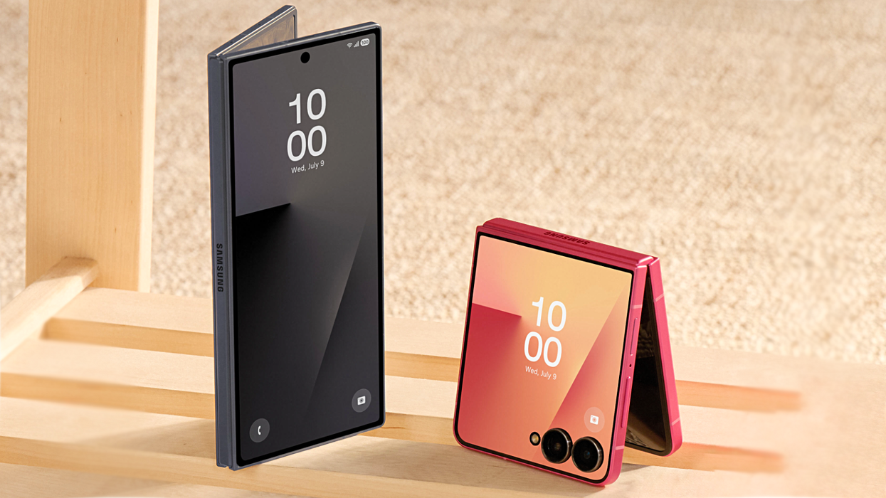 galaxy z fold 7 in jet black and galaxy z flip 7 colour red