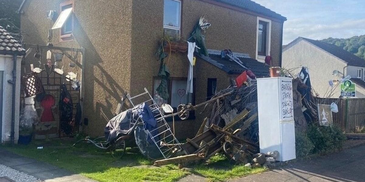 NextImg:Neighbour's 'eyesore sculpture' leaves man next door exasperated as he struggles to sell house