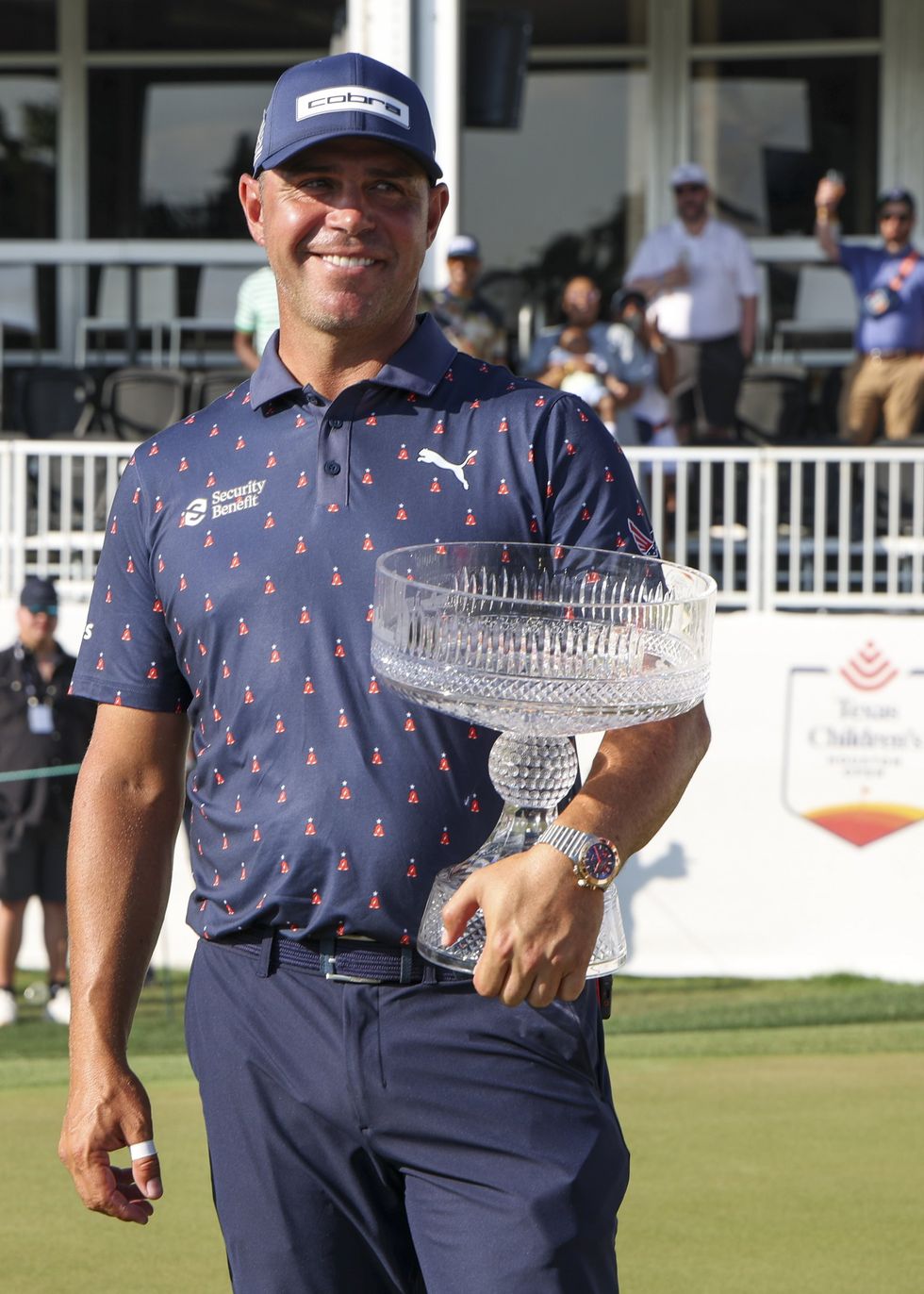Gary Woodland posa com seu troféu após vencer o Texas Childrens Houston Open