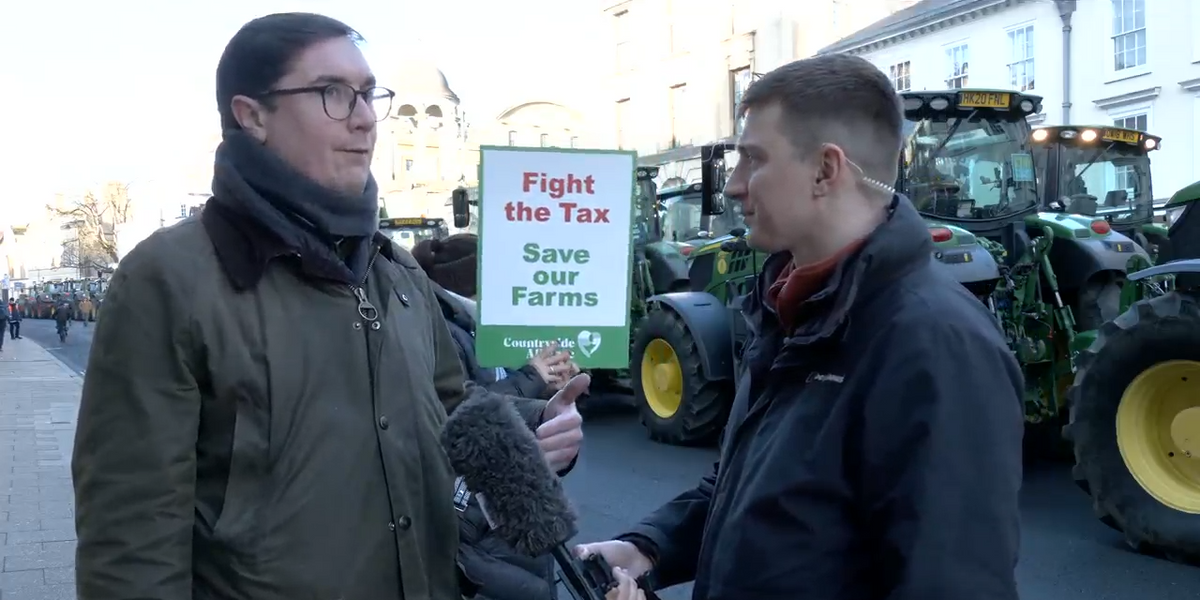 NextImg:Hundreds of farmers descend on Oxford and drown out Steve Reed's speech in cacophony of noise as Labour minister slammed for 'not listening'