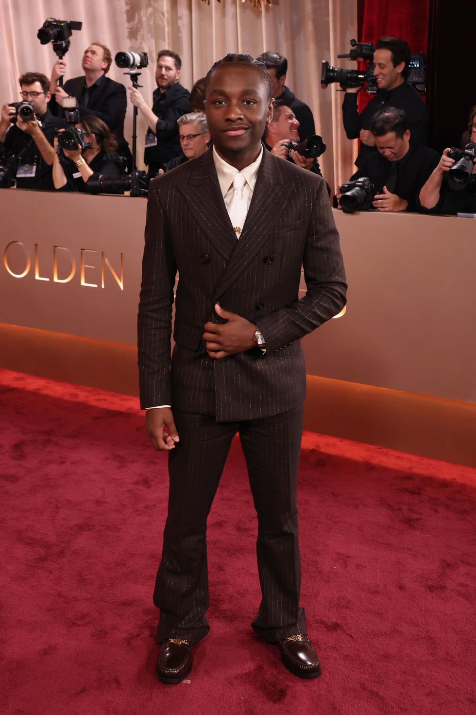 Červený koberec Zlaté glóby 2026: Miles Caton z Sinners