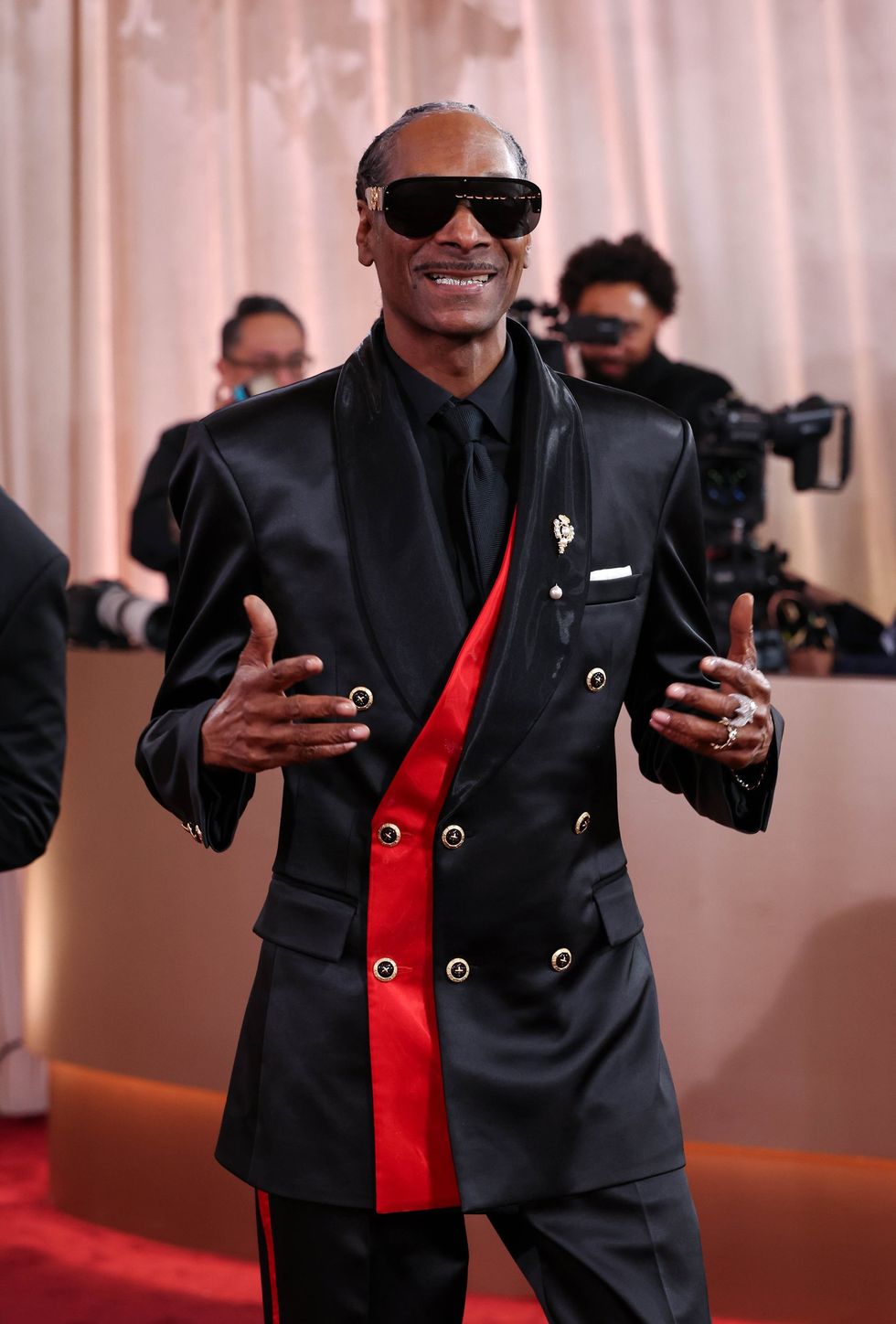 Červený koberec Zlaté glóby 2026: Snoop Dogg