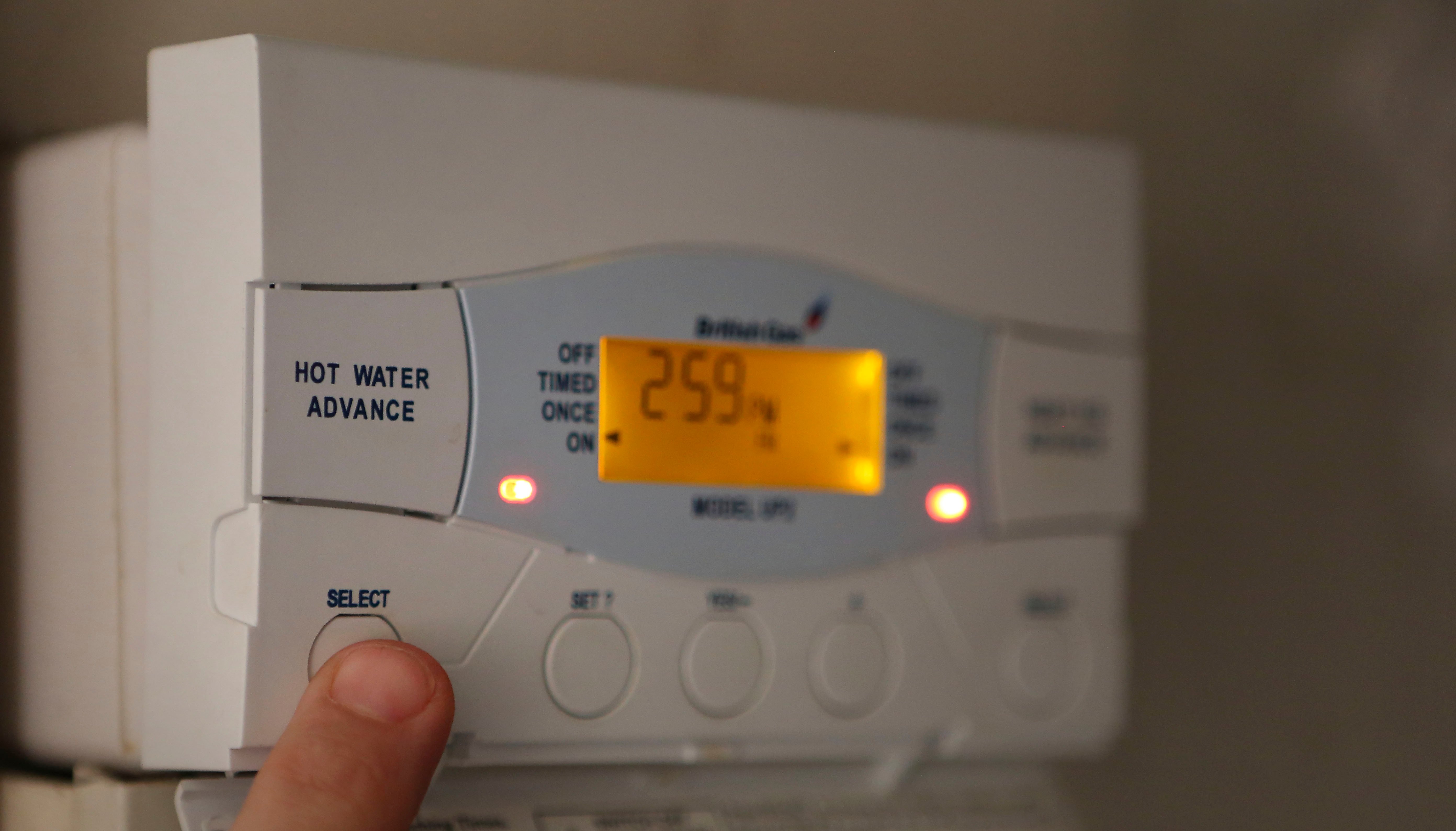 Government advisors say new homes should be required to be highly energy efficient without gas heating from 2023.