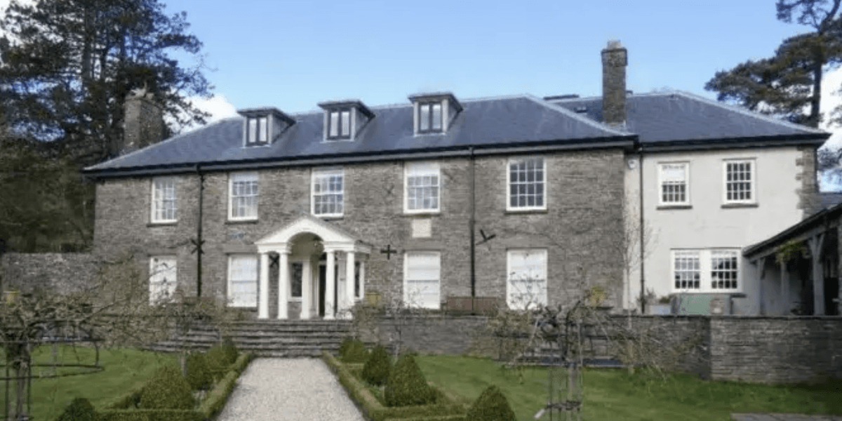 Mansion owner in bitter dispute as he refuses to tear down unauthorised greenhouse Mansion owner in bitter dispute as he refuses to tear down unauthorised greenhouse