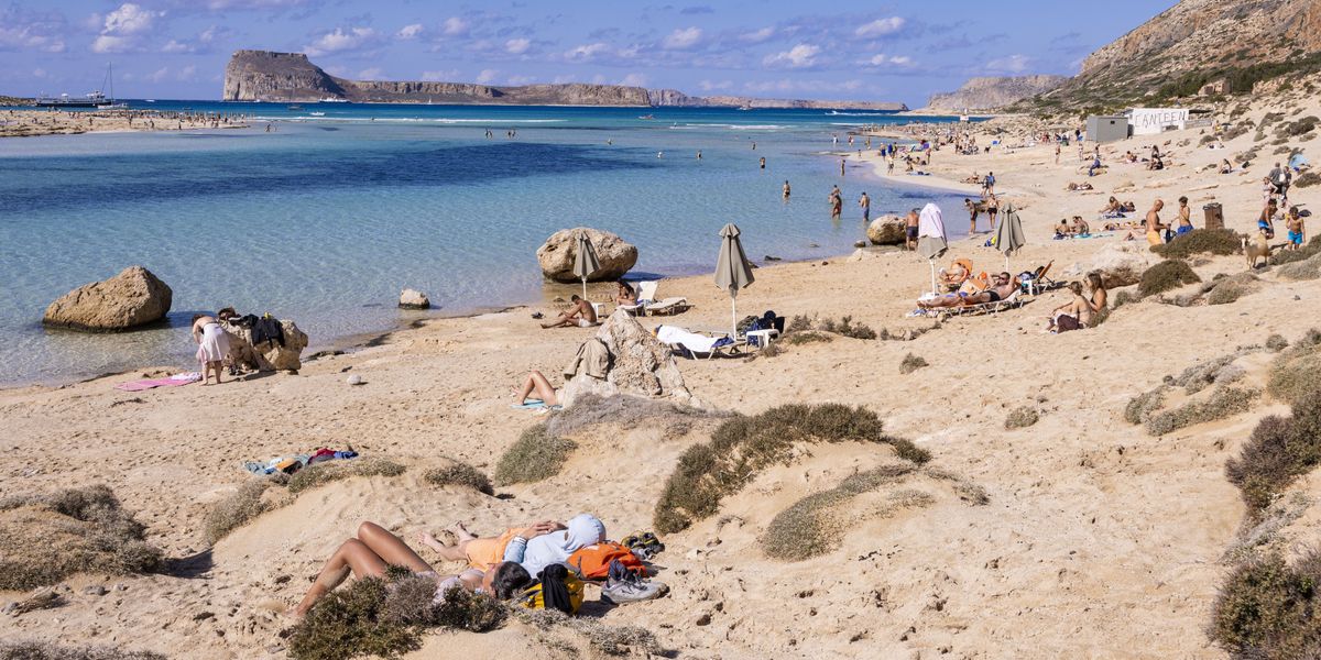 Η Ελλάδα απαγορεύει τις ξαπλώστρες σε εκατοντάδες παραλίες στο πλαίσιο της τουριστικής καταστολής