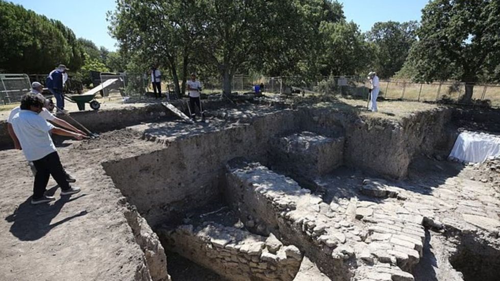 Greek historians traditionally placed the conflict around 1184 BC