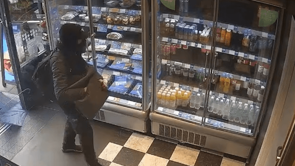 Um ladrão de lojas em Greggs, no oeste de Londres