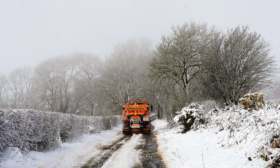 Grit spreading vehicle
