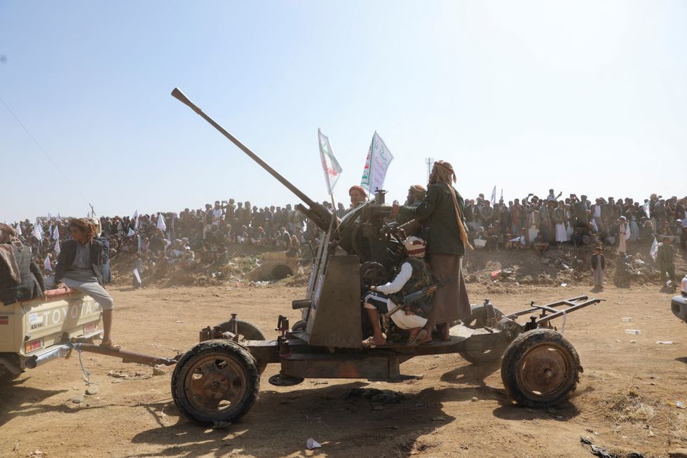 H\u200bouthi tribesmen parade following US strikes