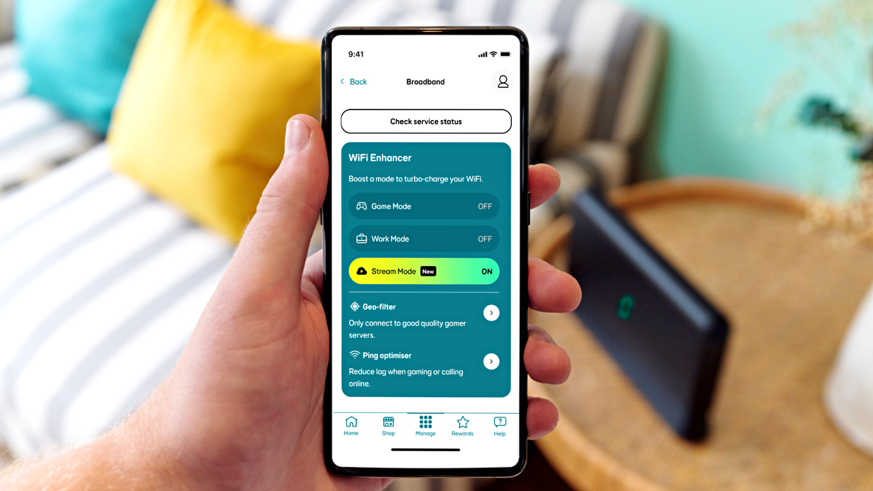 hand holding an ee smartphone app with the new stream mode setting enabled