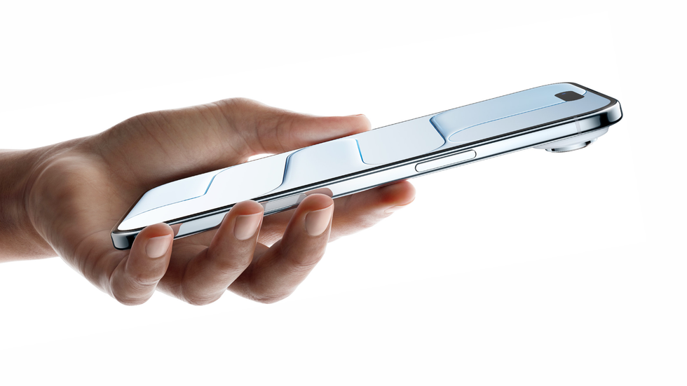 hand holding an iphone air