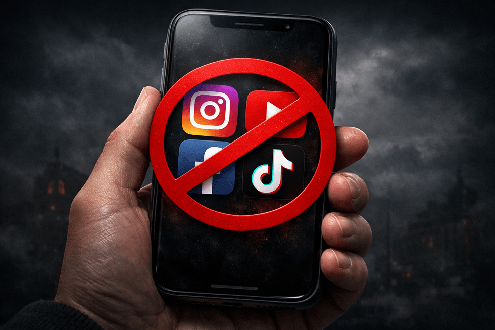 Um telefone celular com quatro ícones de aplicativos de mídia social exibidos com um símbolo de bloco vermelho