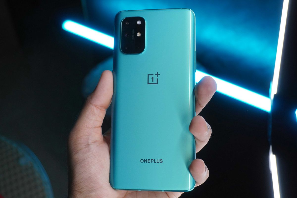 hand holding the oneplus phone