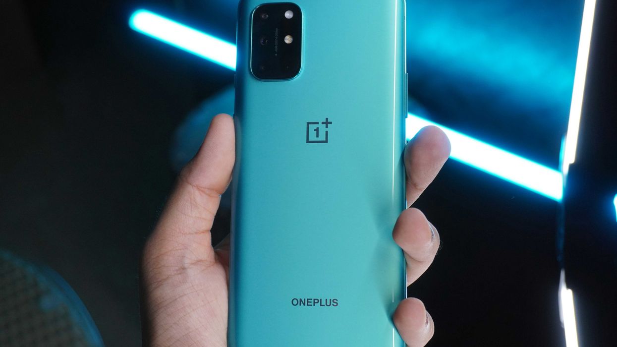 hand holding the oneplus phone
