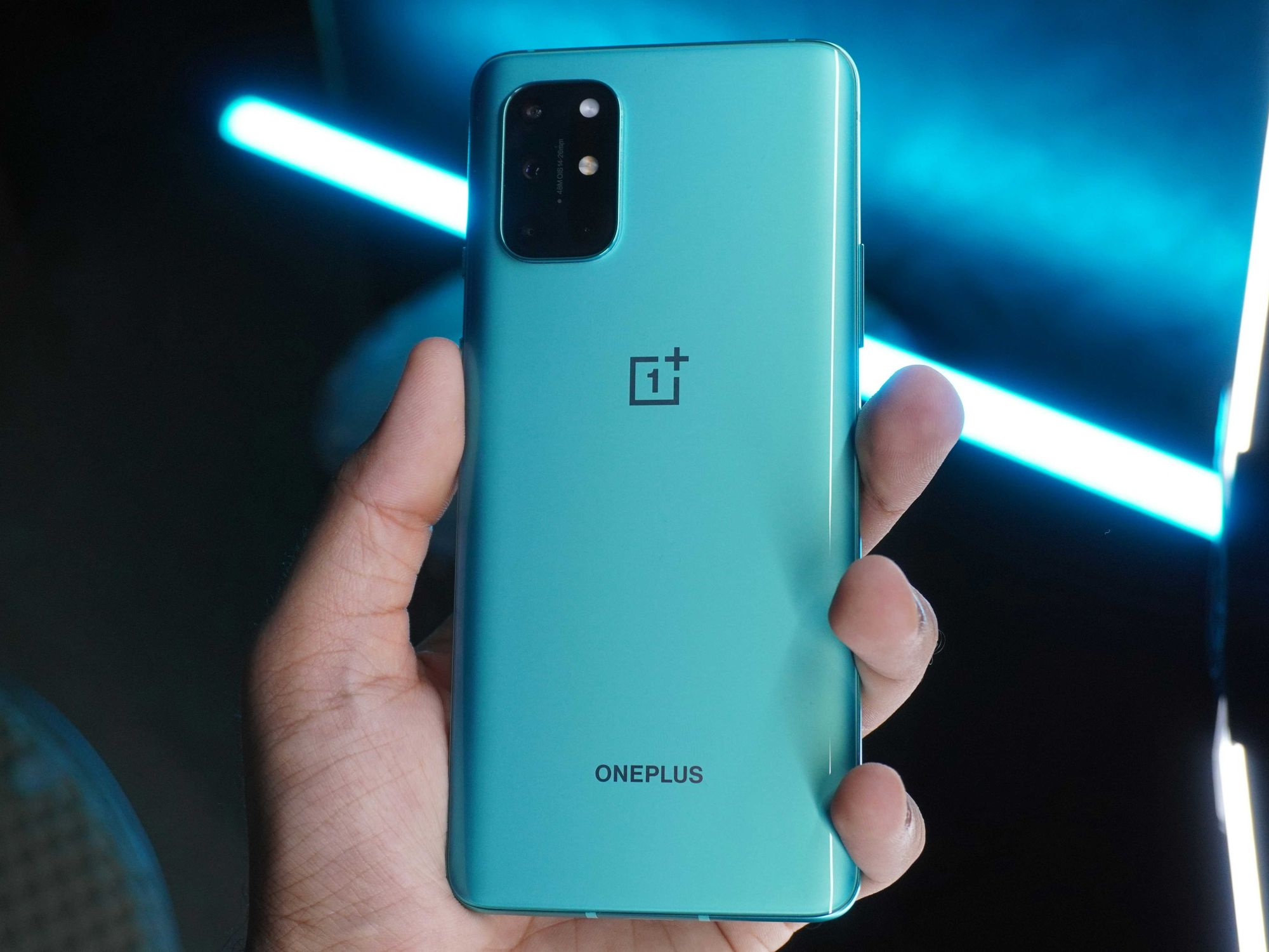hand holding the oneplus phone