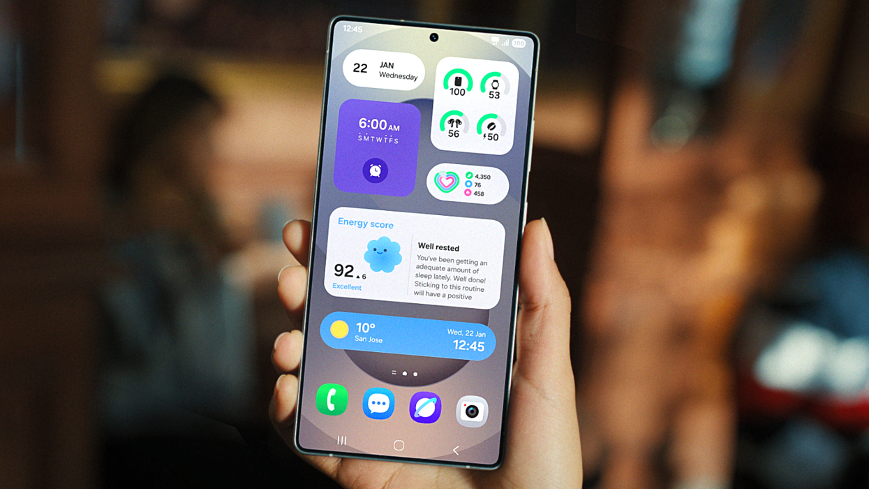 hand holds the Galaxy S25 Ultra running One UI version of Android