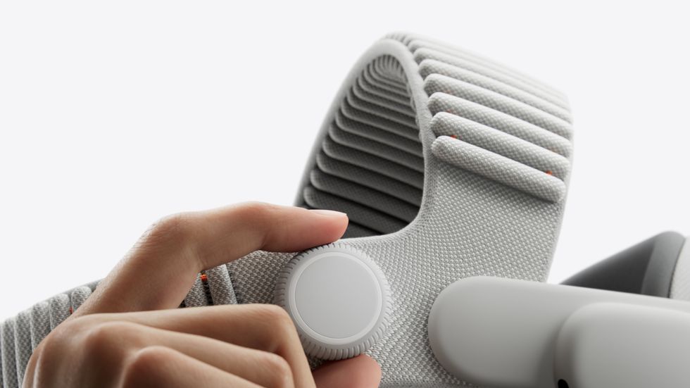 hand tightens the new Dual Knit Band for Apple Vision Pro