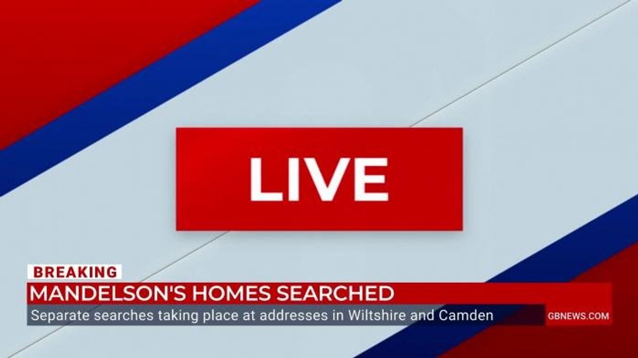 Keir Starmer told to ramp up attacks on Nigel Farage rather than 'collaborative' rival as PM's premiership left on the brink